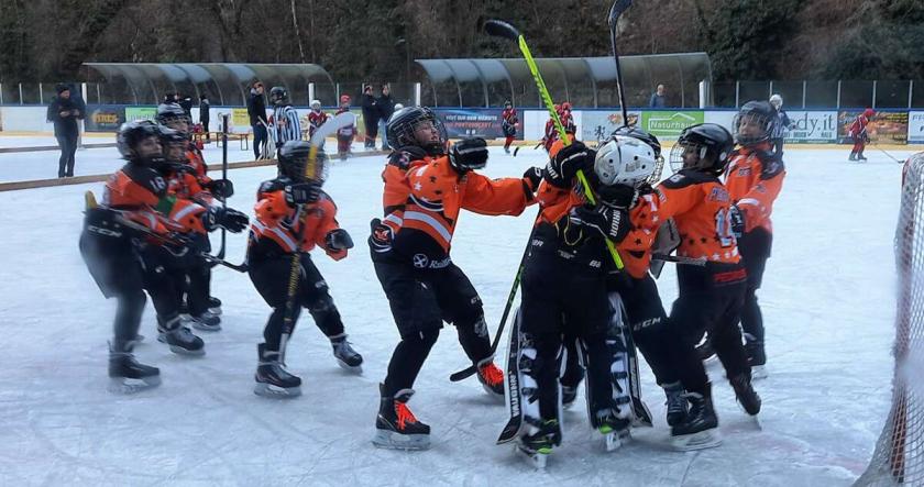 ABGELIEFERT! Abgeliefert hat die U10 der Eisfix Juniors heute beim Meisterschaftsspiel in Lana. ABGELIEFERT! Abgeliefert hat die U10 der Eisfix Juniors heute beim Meisterschaftsspiel in Lana.