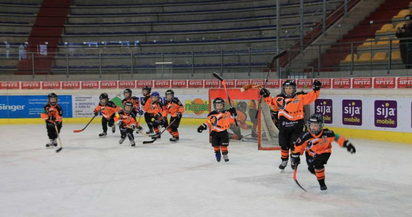 Das trifft den Nagel auf den Kopf beim heutigen Spieltag in Meran der U7 Eisfix Juniors