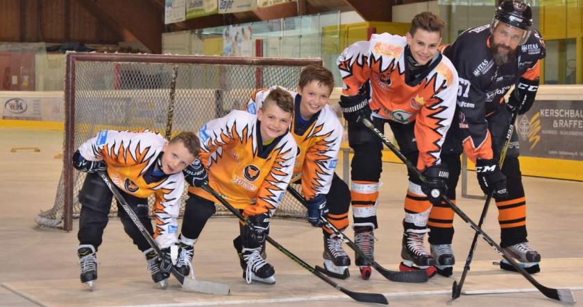 Der AHC Vinschgau bietet eine Eishockeyschule an