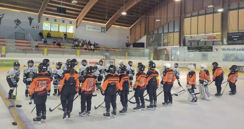 Erstes Testspiel für die Eisfix Junior U10 im Fuxbau gegen unsere Freunde vom HC Meran.